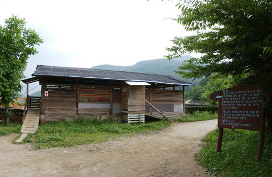 재래식 화장실인 실상사 뒷간의 모습으로, 실상사에서는 이곳에서 거름을 생산하여 논과 밭에 뿌려줌으로 먹거리로 돌려 받는다. 